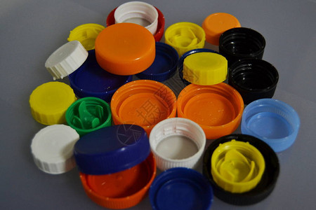 各种颜色和大小的塑料瓶装阻塞器图片