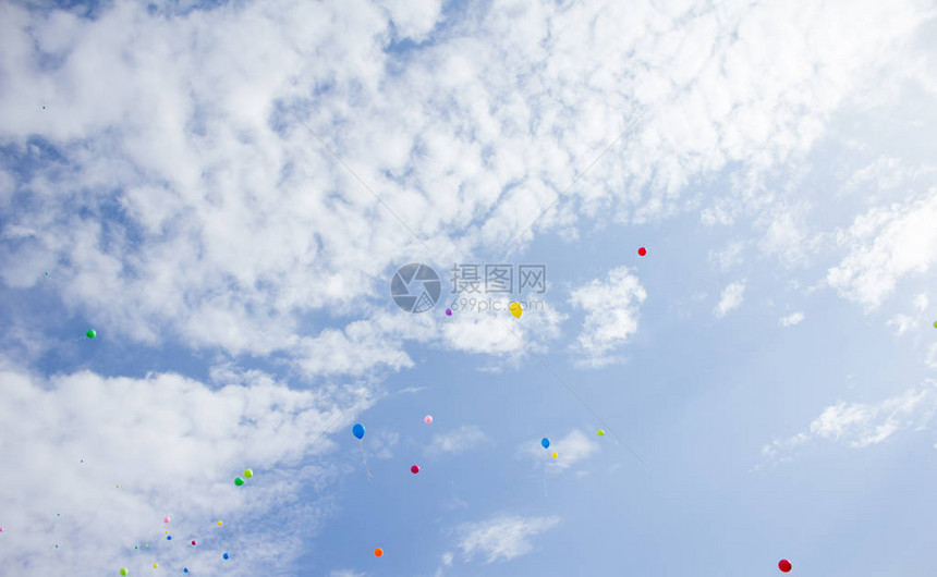 蓝天白云和彩球图片