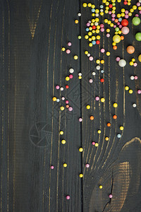 五颜六色的泡沫球纹理黑色木质背景上的彩色图片