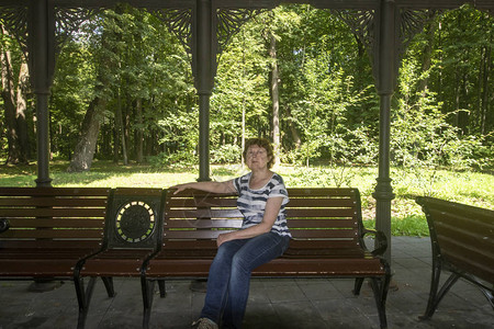 在奥斯坦基诺公园后面的长凳上坐在瞪图片