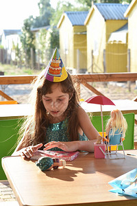 一个快乐的9岁女孩在夏天岁的女孩在街上生日假日概图片