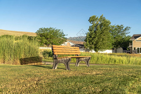 空旷的户外长凳在一片草地上图片