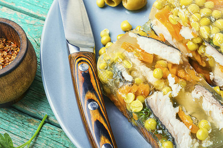 美味冷冻的鱼盘充满了凝胶的汤俄式食图片