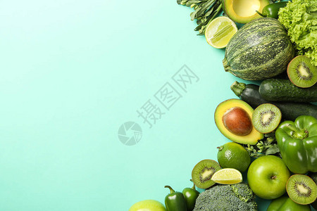 薄荷背景中的绿色蔬菜和水果图片