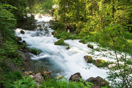位于萨尔茨堡附近的上奥地利州有最大泉水流的美丽的图片