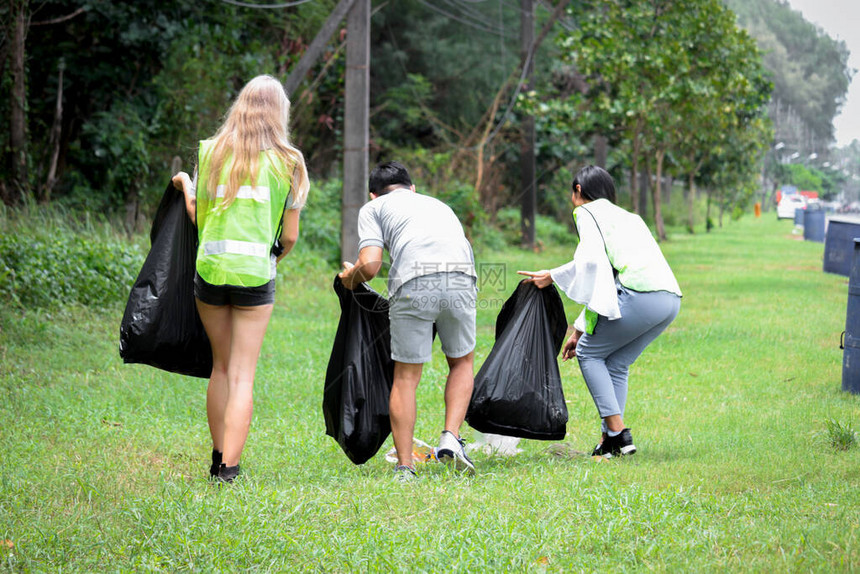 收集垃圾拿着垃圾袋清理脏污环保慈善理念图片