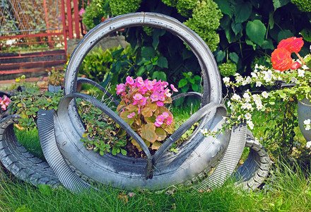 利用花园家庭旧橡胶涂料糊色的花卉或植物对轮胎进行回收处理图片