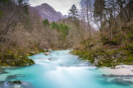 阿尔卑斯山的绿松石河长图片
