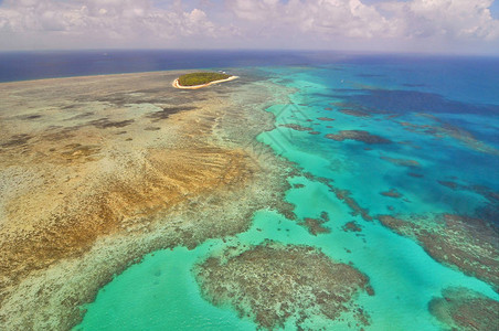 直升机对大堡礁和绿岛的空中观察澳大背景图片