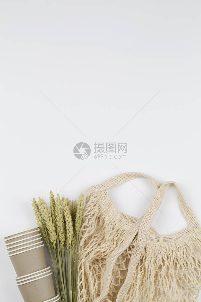生态天然纸杯绳袋小麦平躺在白色背景上可持续的生活方式概念零浪费图片
