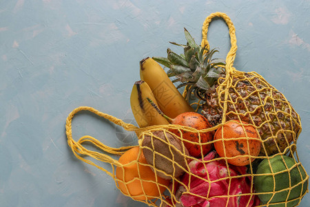 淡蓝色背景的芒果菠萝龙猕猴桃香蕉和百香图片
