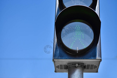 铁路上的绿色启用交通信号图片