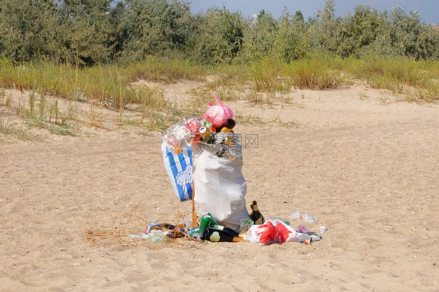 海边的垃圾袋沙滩上的垃圾垃圾箱袋装满垃图片