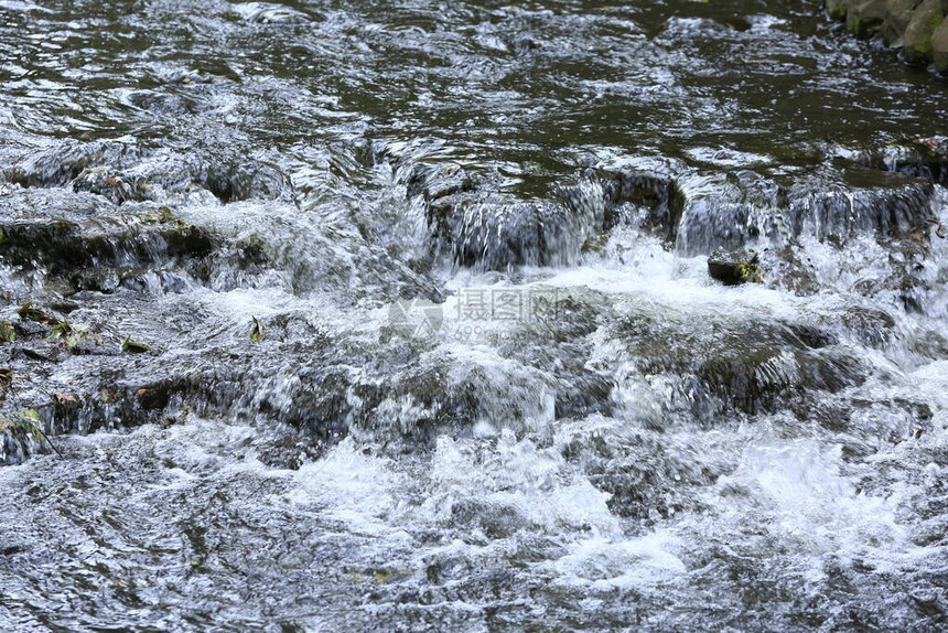 缓流淌的小溪水面特写照片图片