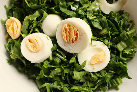 沙拉配鸡蛋和绿色菠菜特写图片