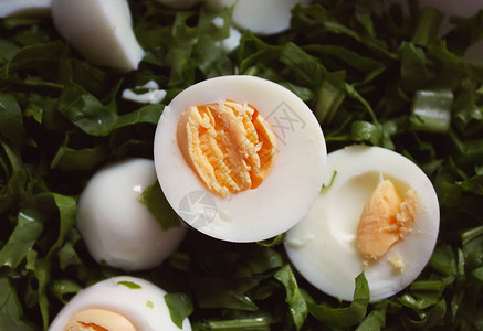 沙拉配鸡蛋和绿色菠菜特写图片