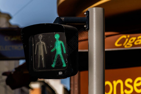 绿灯亮起的步行街灯特写镜头图片