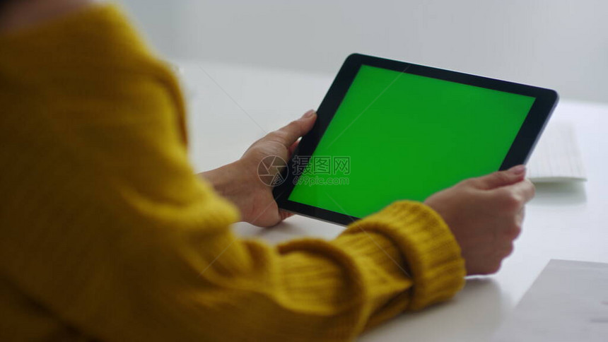 关闭了女人手拿着带绿屏的平板电脑无法识别的女商人在桨细胞上阅读信女专业看垫图片