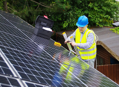 太阳能电池板的安装和调试私人住宅中的可再生能源屋顶上图片