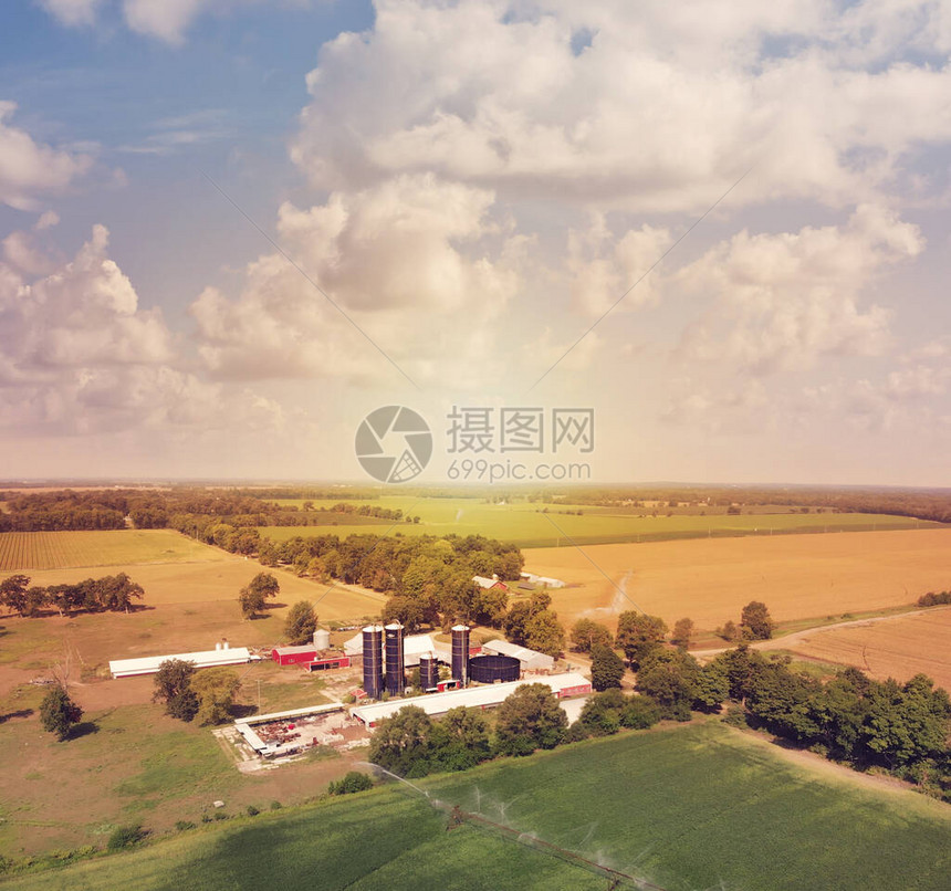 以农场建筑和田地为基地的乡村空中景象图片