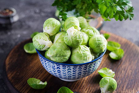 黑底碗里的新鲜有机鲜肉芽图片