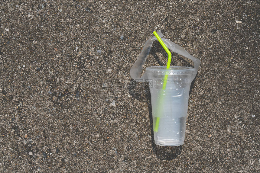 塑料杯放在水泥地板上塑料污染复制空间图片