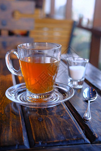 咖啡桌上绿茶的特写图片