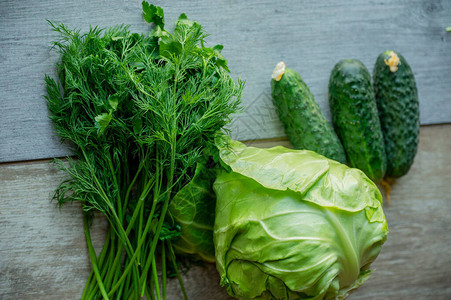 新鲜的绿色蔬菜新鲜的黄瓜和卷心菜健康食品图片