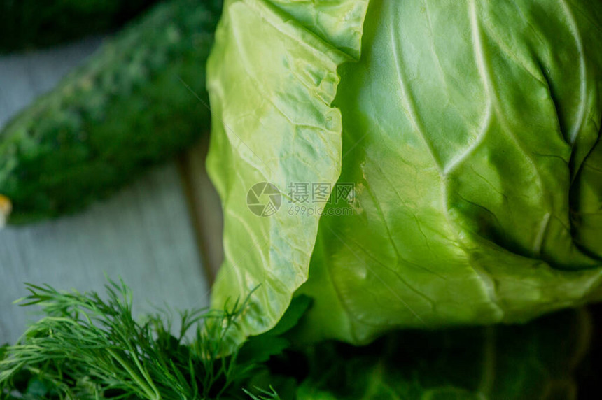 新鲜的绿色蔬菜新鲜的黄瓜和卷心菜健康食品图片