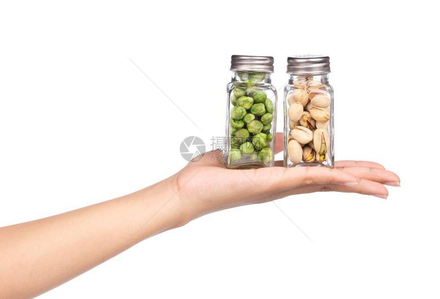 手握着一瓶白背景孤立的绿豆零图片