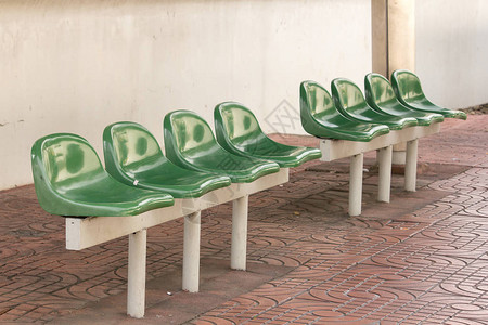 公共汽车站的绿色塑料椅子图片