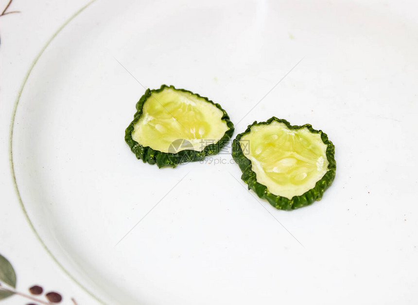 切干黄瓜的残骸躺在盘子上近距离图片