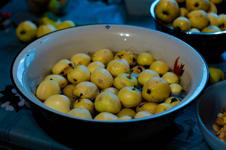许多黄新苹果躺在桌子上的一个图片