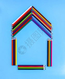 彩色铅笔在浅蓝色背景的房屋形状下返回图片