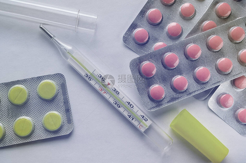 药物桌子上的药物流感行发烧和流感冷处理医疗静物桌上的药丸图片