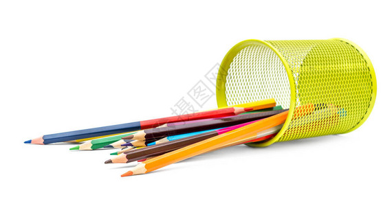 彩色铅笔从白色背景的金属笔架上散落图片