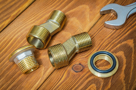 旧木板管道修理用铜和黄铜配件的备图片