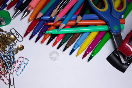 一堆不同的文具多色标记剪贴纸针铅笔等图片