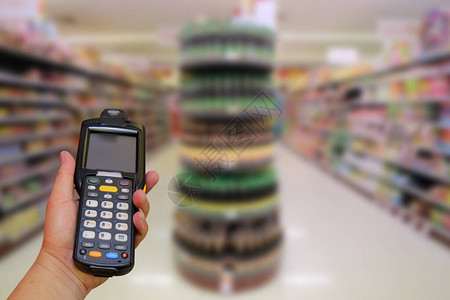 超市里的蓝牙条码扫描器产品图片