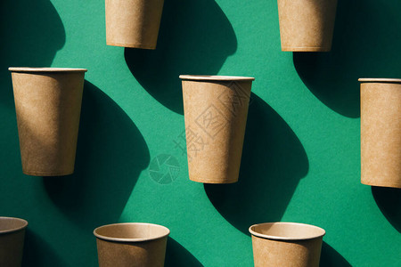 绿色背景生态友好型手工艺纸杯回收概念图片