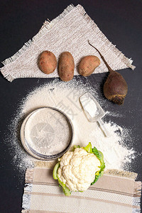 深色背景上的蔬菜和水果中的面粉从顶部的视图平躺低碳水化合物饮食图片