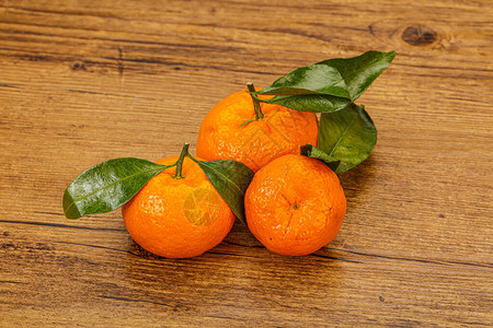 成熟甜美的橘子绿叶图片