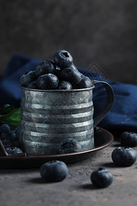铁杯中新鲜成熟的有机蓝莓图片