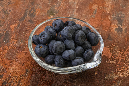 成熟甜鲜美天然蓝莓堆图片