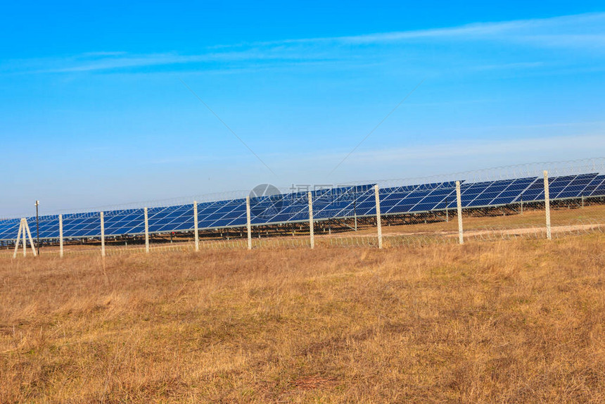 太阳能发电厂中的太阳能电池板行用于创新替代能图片