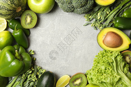 灰色背景下的绿色蔬菜和水果图片