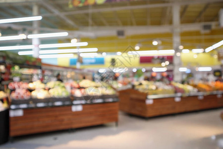 超市商店杂货架上的抽象模糊有机新鲜水果和蔬菜散图片