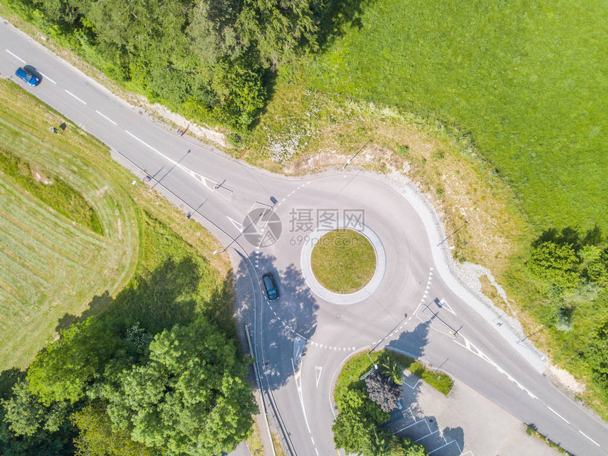 在瑞士农村地区环形路的空中观察可图片