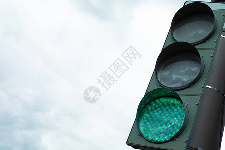 红绿灯的绿灯允许车道上的交通图片