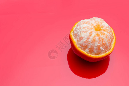 橘子是一种非常容易用手去皮的水果图片